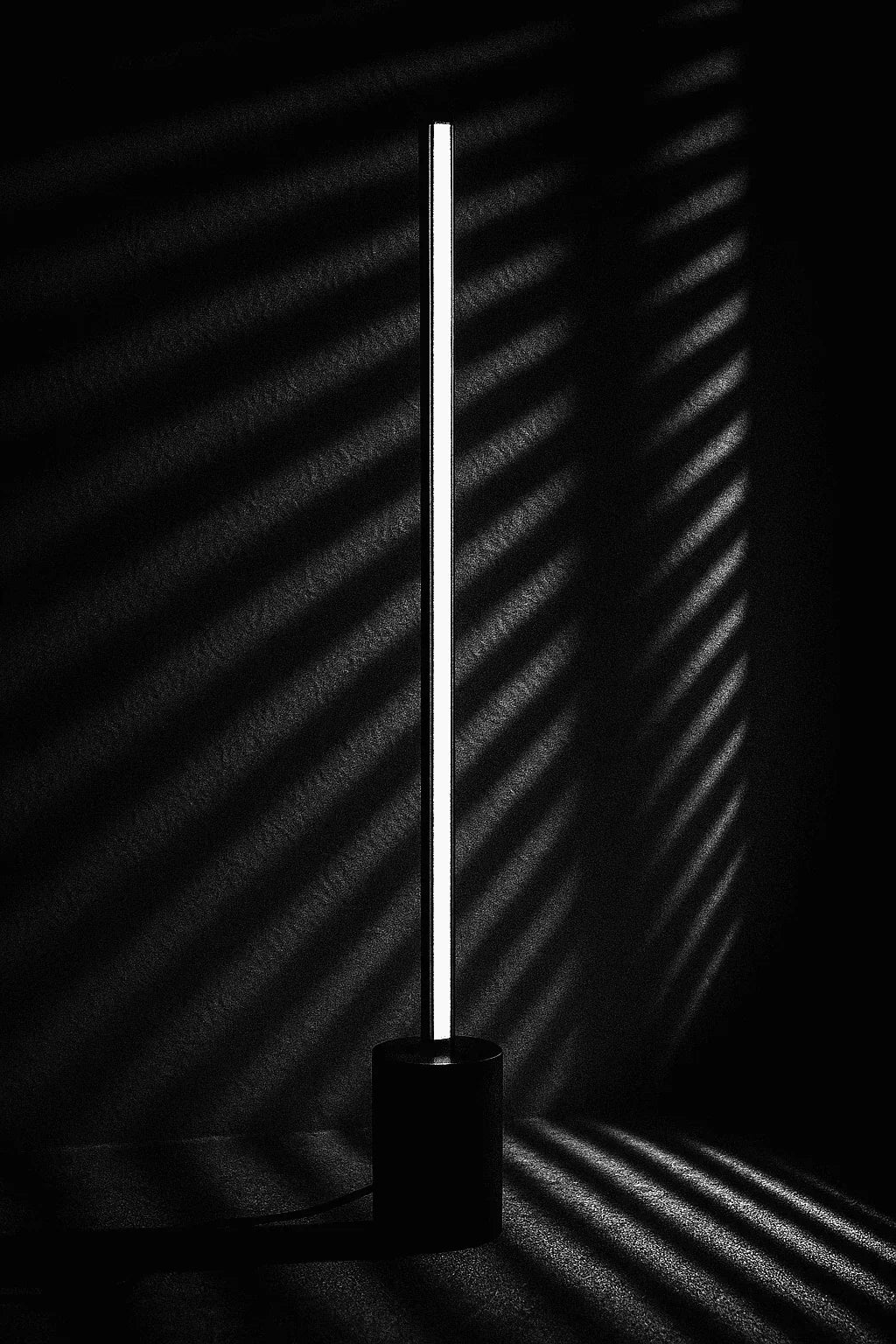 Minimalist Wooden Floor Lamp – Sleek Cylindrical Rod Design - Rosewood - NixWoods